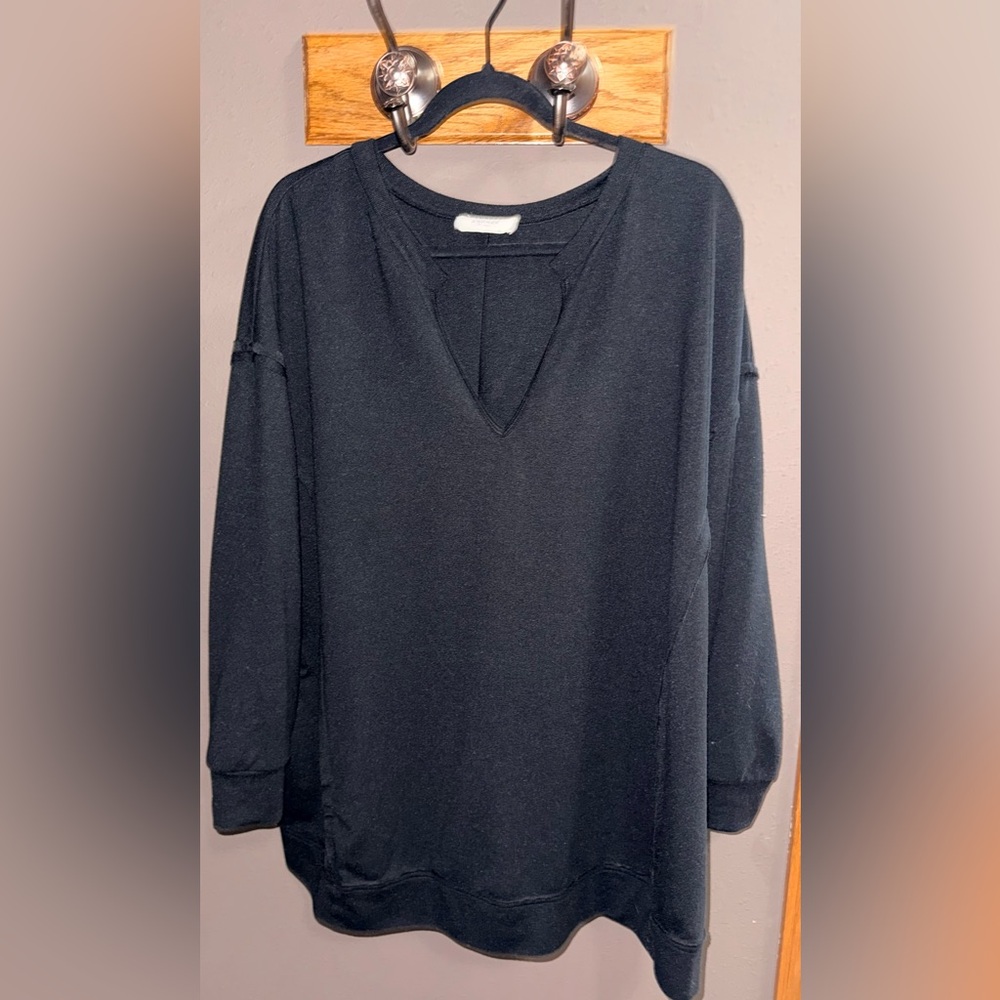 ANDREE BY UNIT Black V-Neck Top